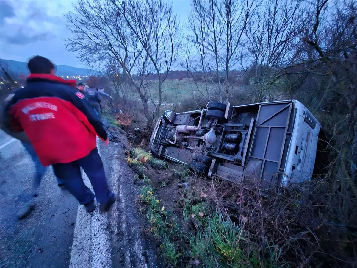 İvrindi'de İşçi Taşıyan Midibüs Devrildi, 16 Kişi Hafif Yaralandı