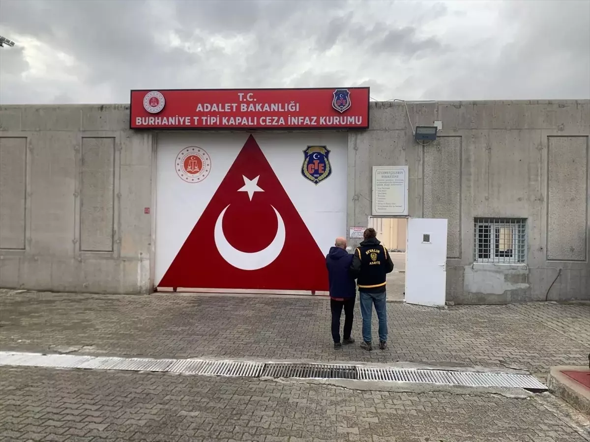 Ayvalık’ta Kendini Emniyet Müdürü Gören Dolandırıcı Tutuklandı