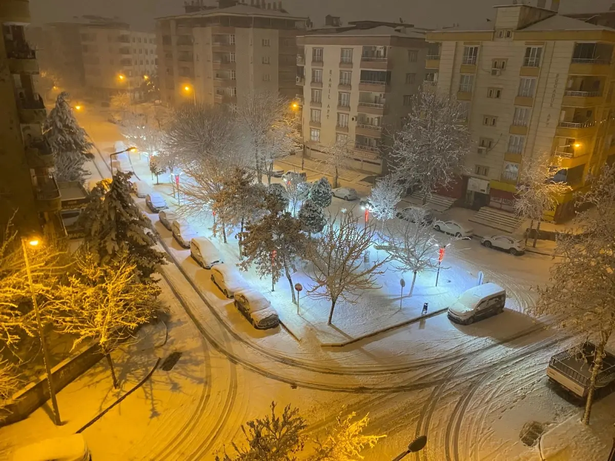 Batman’da Kar Yağışı Köy Yollarını ve Havalimanını Felç Etti
