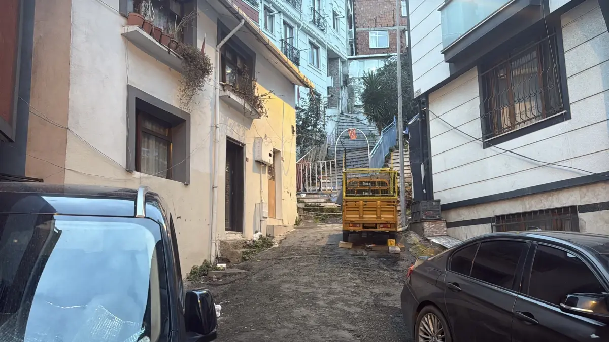 Beyoğlu'nda Şiddetli Bıçaklı Kavga: Ümit Imrağ Hayatını Kaybetti