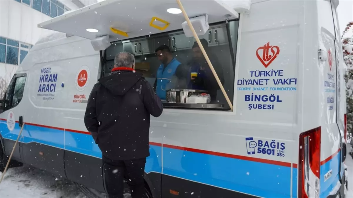 Bingöl İl Müftülüğü Hastane Önünde Sıcak Çorba Dağıtarak Destek Oldu