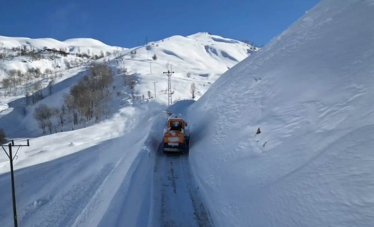 Bitlis’te Kar Yağışıyla Mücadele: 104 Köy Yolu Kapandı, Kar Kalınlığı 7 Metreyi Aştı