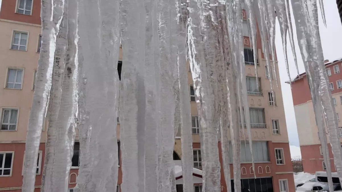 Bitlis’te 5 Metre Uzunluğa Kadar Buz Sarkıtları Oluştu, Valilik Uyardı