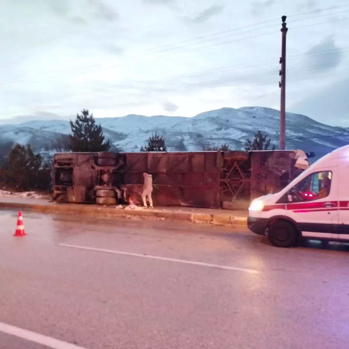 Burdur Söğüt Beldesi'nde Otobüs Devrildi: 12 Kişi Hafif Yaralı