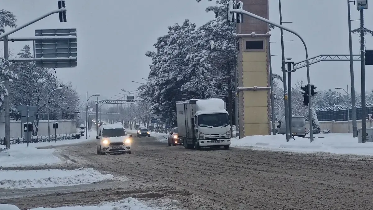 Diyarbakır’da Şiddetli Kar Yağışı Trafiği ve Uçuşları Etkiliyor