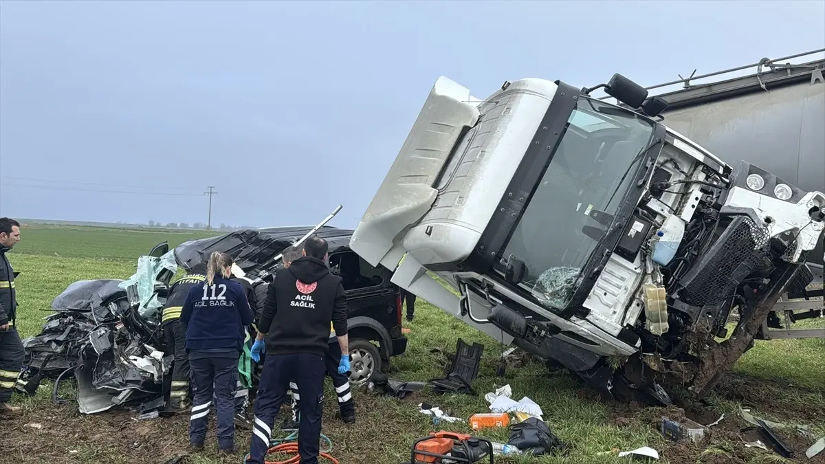 Edirne’de Tır ve Hafif Ticari Araç Çarpıştı: 1 Ölü, 1 Yaralı