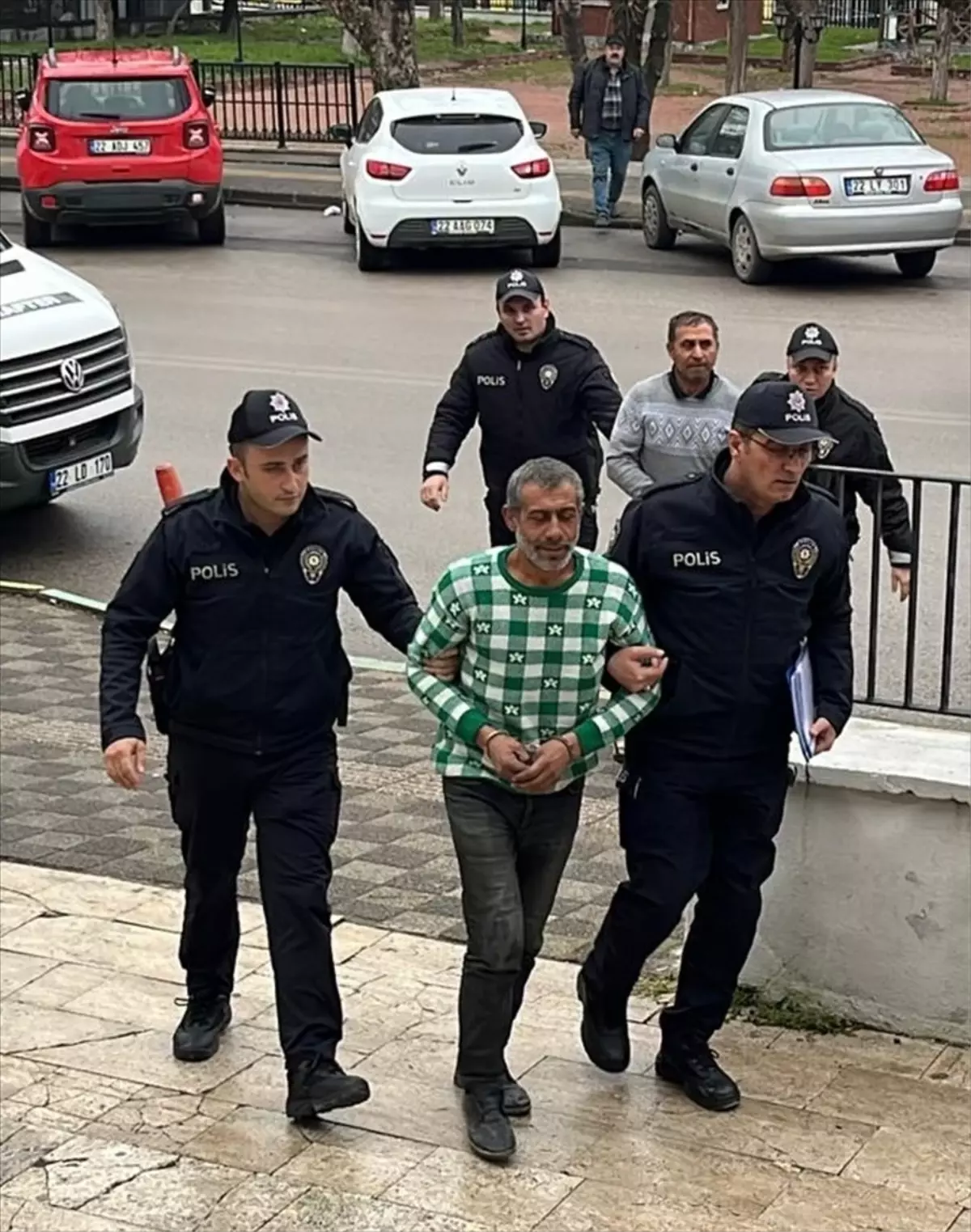 Edirne Ormanlık Alanında Kaçmaya Çalışan 2 Firari Hükümlü Yakalandı