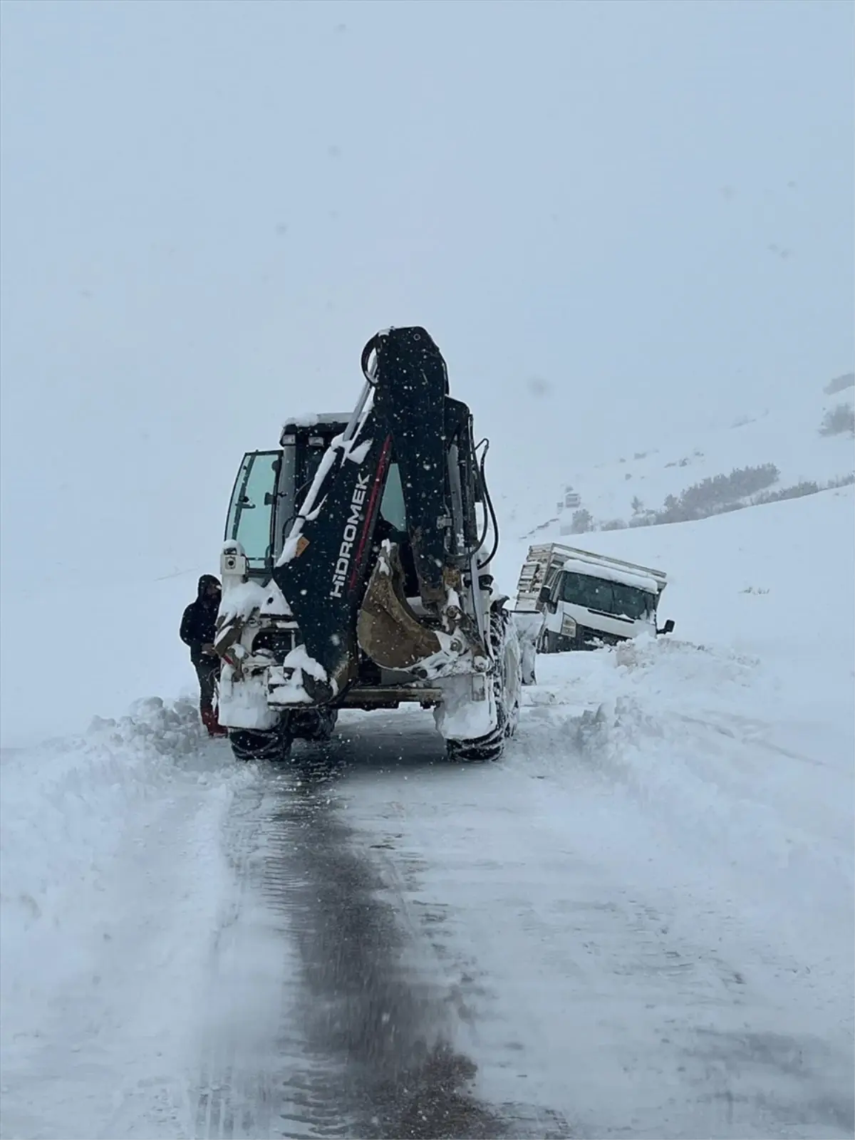 Elazığ’da Yoğun Kar Nedeniyle Mahsur Kalan Araçlar İl Özel İdaresi’nin Çabalarıyla Kurtarıldı