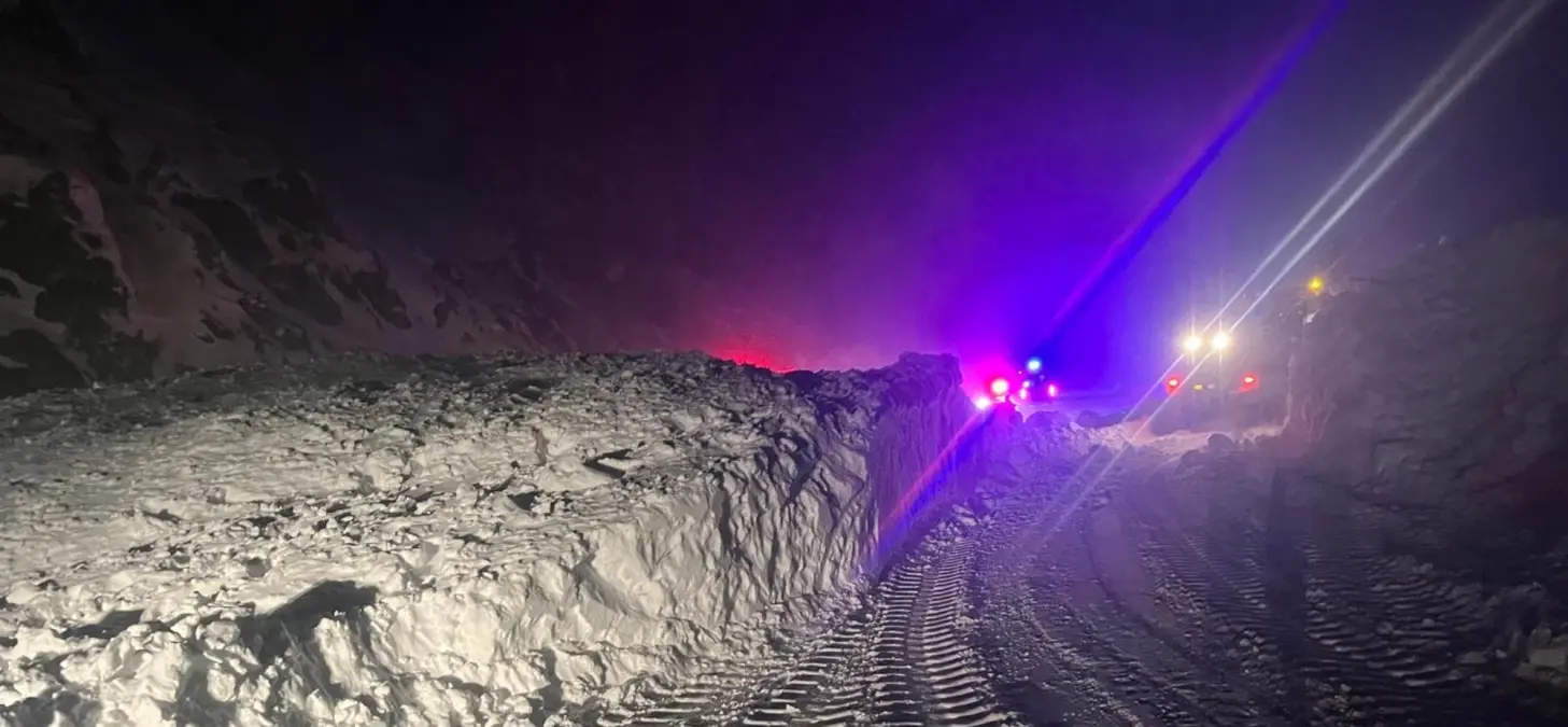 Erzincan‑Sivas Karayolunda Tek Şerit Açıldı: Çığ Sonrası Temizlik Çalışmaları Devam Ediyor