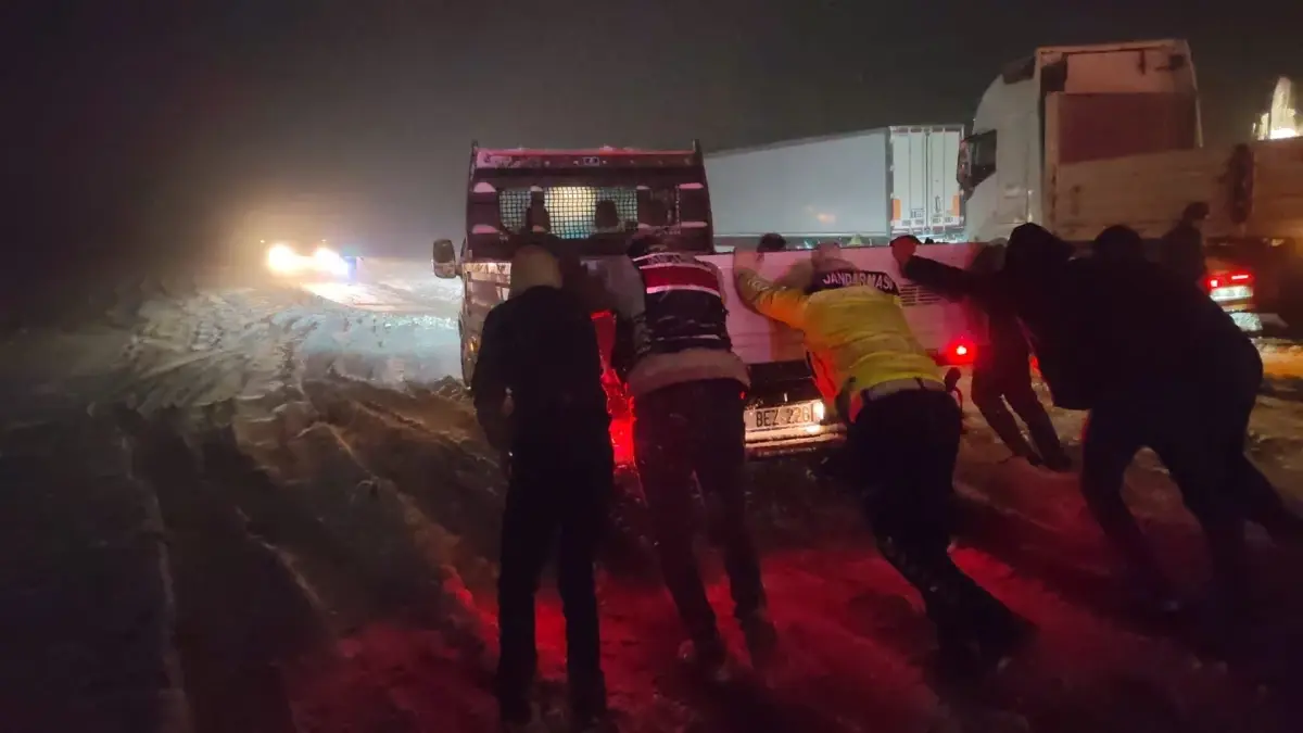 Gaziantep-Nurdağı Otoyolunda Kar Yağışı Sonrası Trafik Açıldı, Bahçe-Nurdağı Yolu Kapatıldı