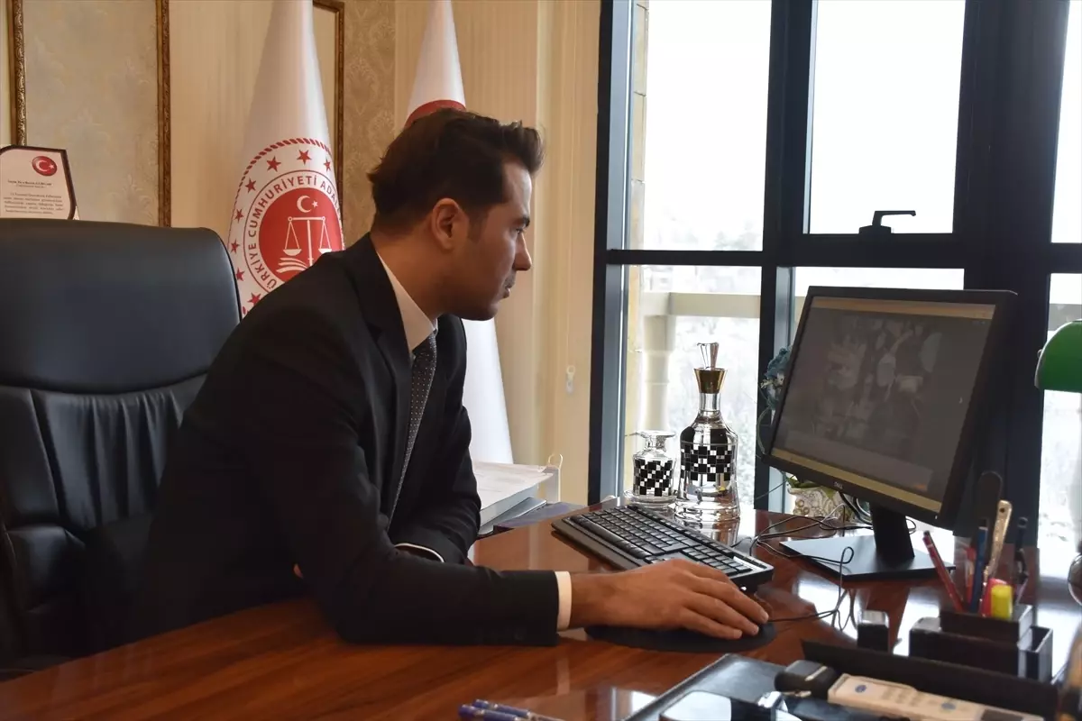 Gümüşhane Başsavcısı Gürgah, AA’nın Yılın Kareleri Seçiminde Fotoğraflarını İnceliyor