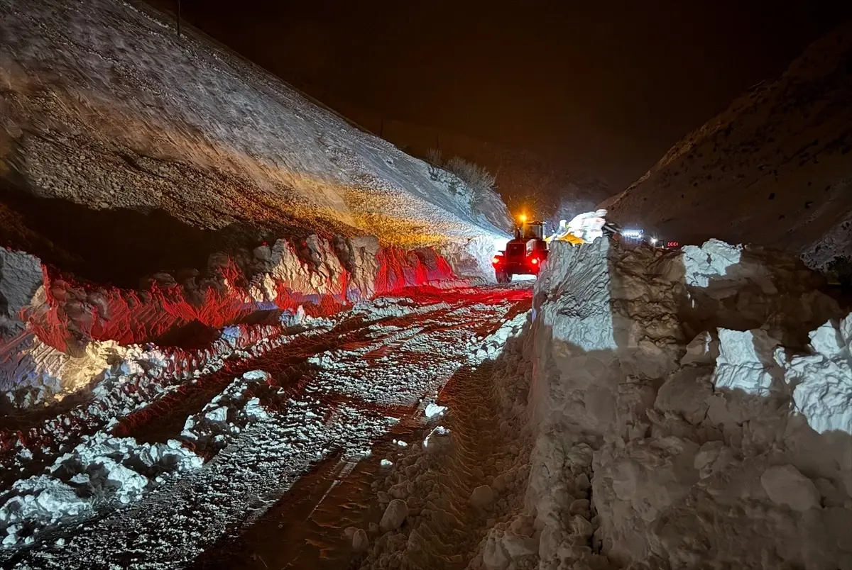 Hakkari-Van Karayolu'nda Çığ Temizliği Tamamlandı