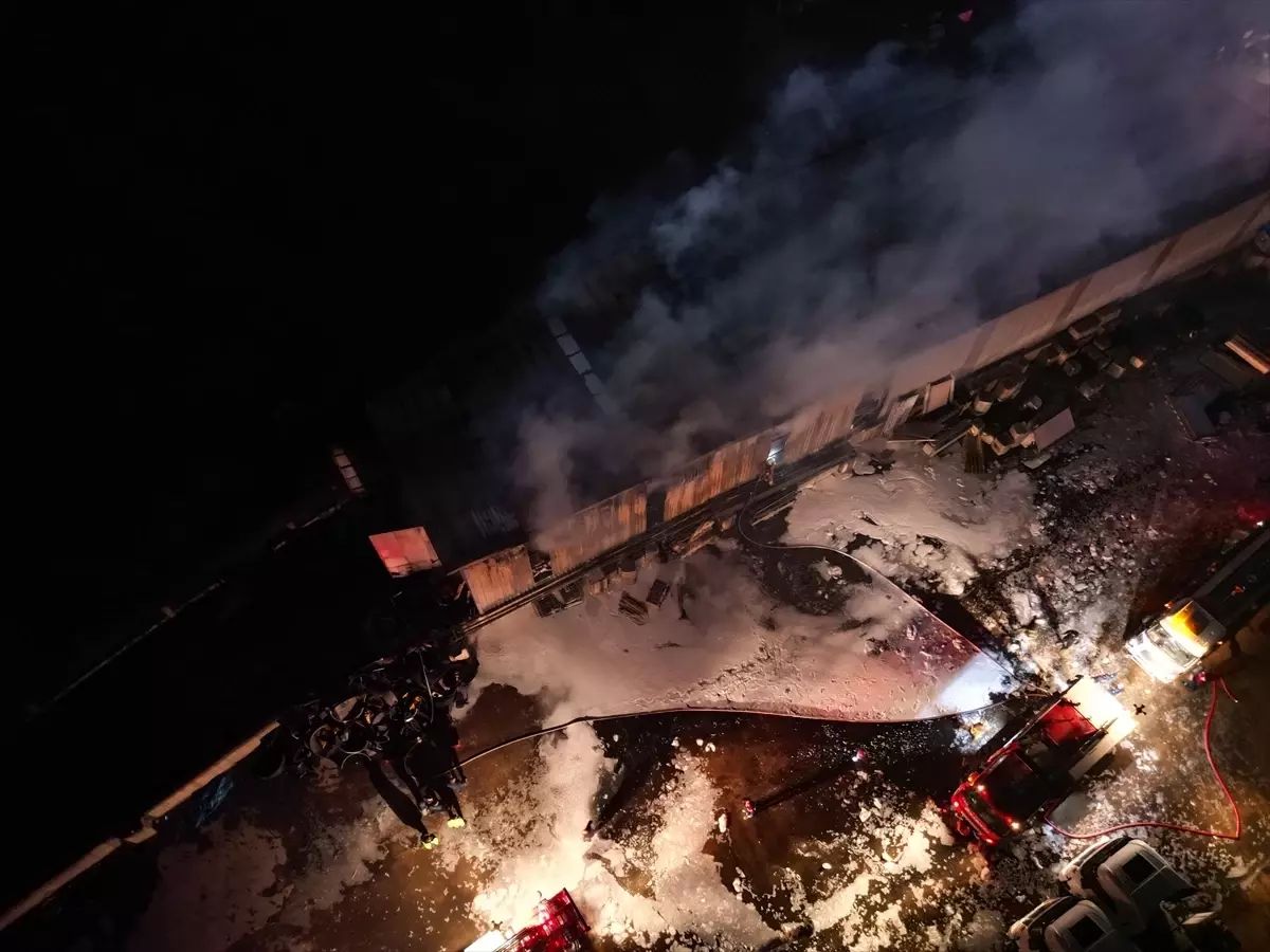 Hatay’ın Dörtyol İlçesinde Lastik Deposu Yangını Kontrol Altına Alındı