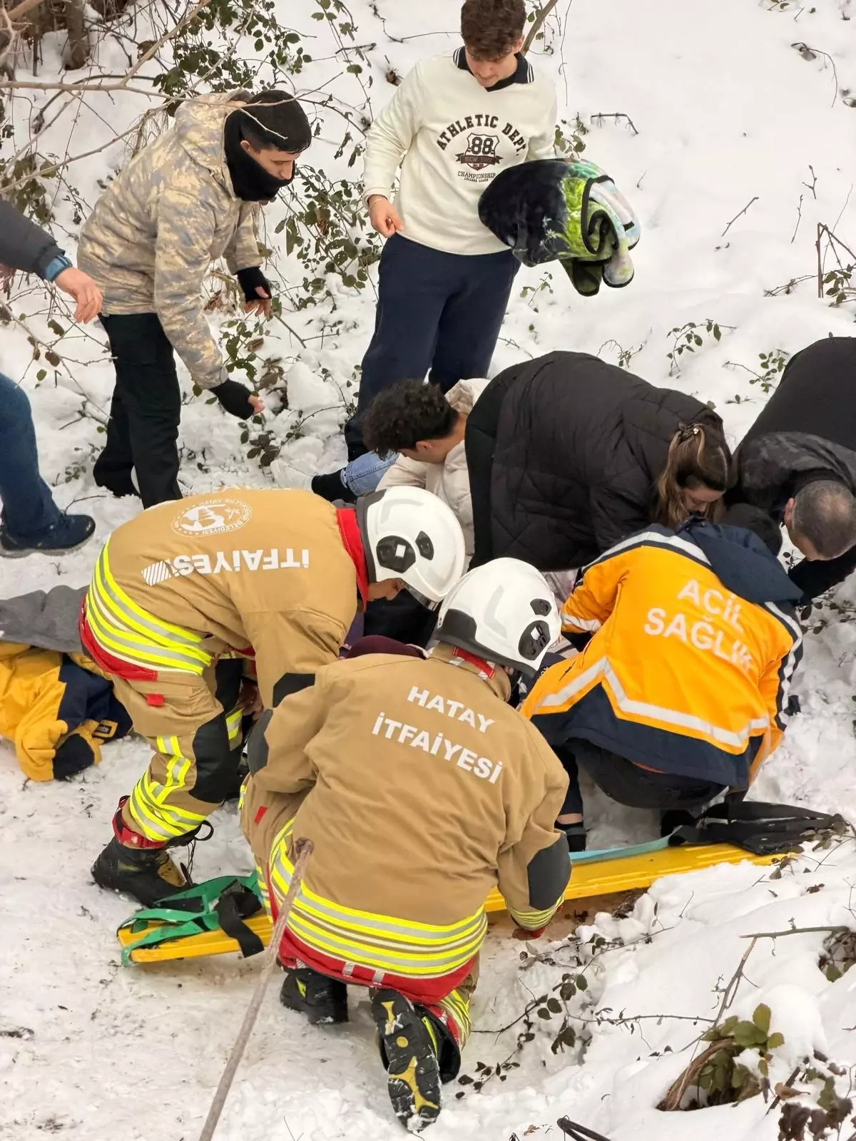 Hatay’ın Belen İlçesinde Köprüden Dereye Düşen Araçta 5 Kişi Yaralandı