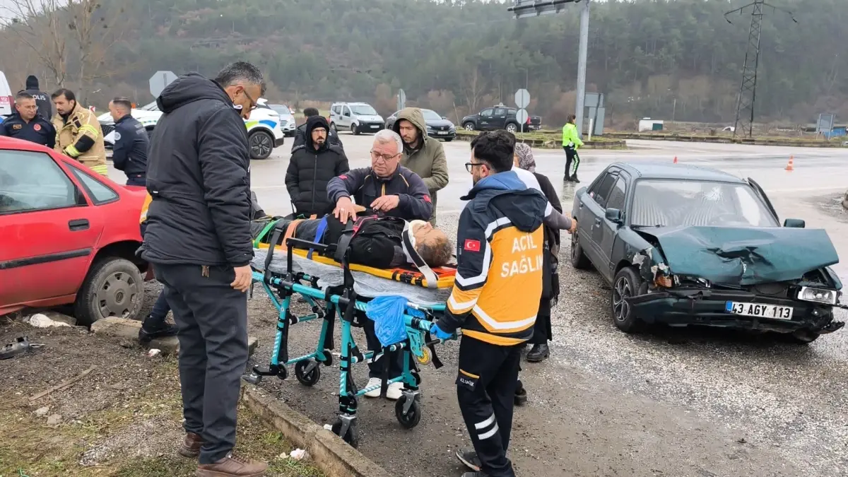 Bursa'nın Harmancık İlçesinde İki Otomobil Çarpıştı: 1 Ağır Yaralı