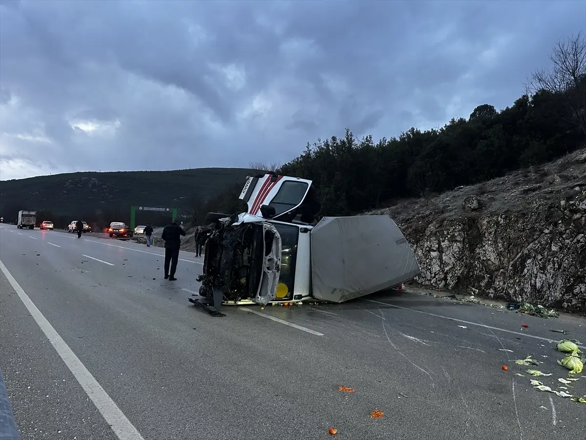 Isparta’da Buzlu Yolda Sebze Yüklü Kamyonet Devrildi, 3 Kişi Hafif Yaralandı