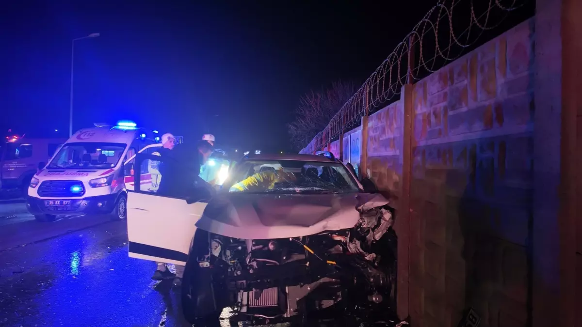 Foça’da İki Araç Çarpıştı: 6 Kişi Yaralandı, 2’si Ağır Hastane Şartı