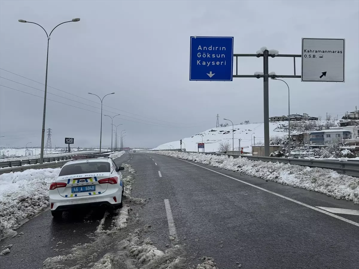 Kahramanmaraş'ta Şiddetli Kar Yağışı Ulaşımı Felç Etti