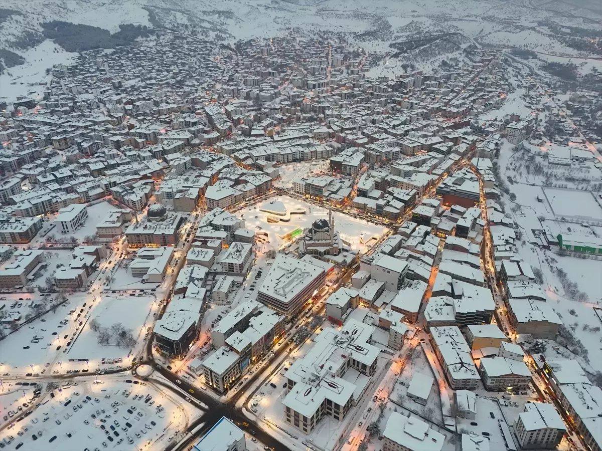 Bingöl'ü Beyaz Bir Tabaka Sarıyor: Kar Yağışı Şehrin Silüetini Değiştirdi