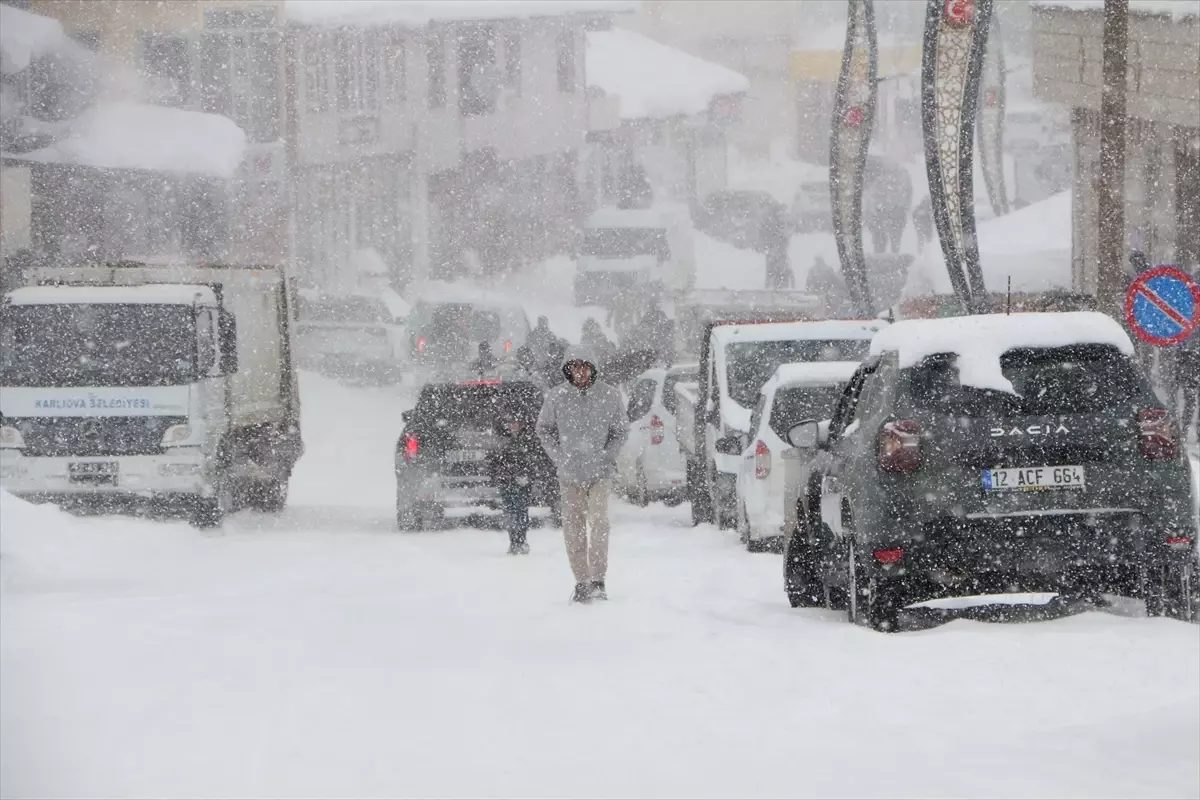 Karlıova’da Şiddetli Kar Yağışı Yolları Kapattı, Hayat Etkilendi