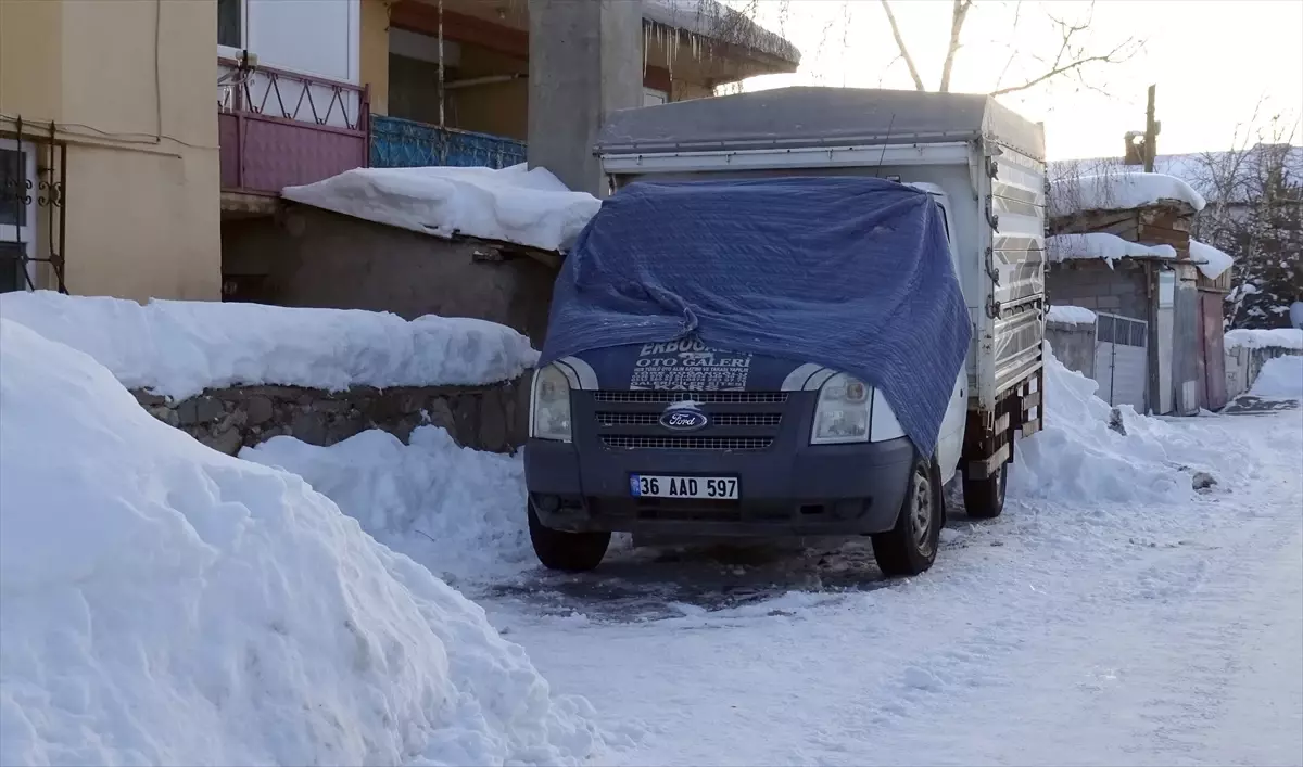 Kars’ın Handere Köyü’nde 1,5 Metre Karla Mücadele: Hayat Zorlaşıyor