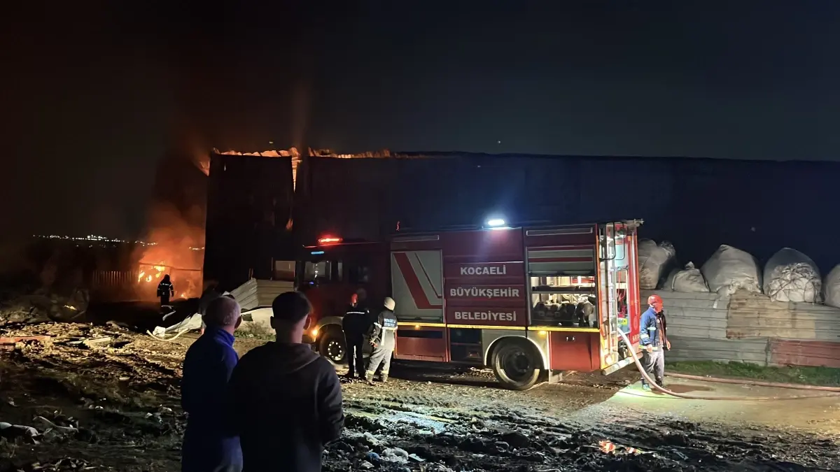 Gebze'de Atık Plastik Deposu Yangınını İtfaiye Kontrol Altına Aldı