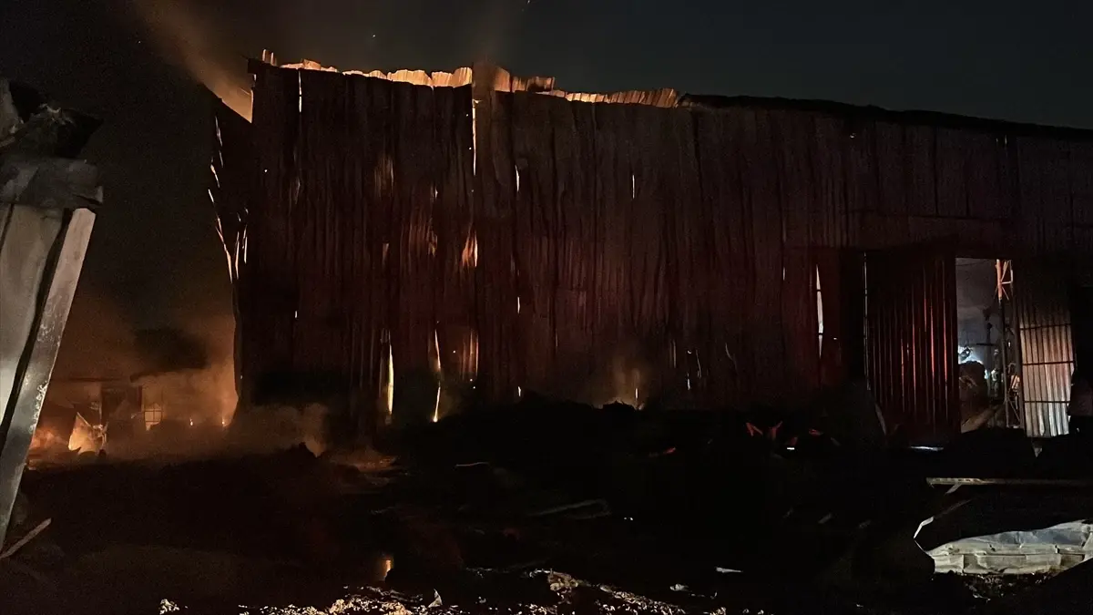 Gebze'de Plastik Atık Deposu Yangını Kontrol Altına Alındı