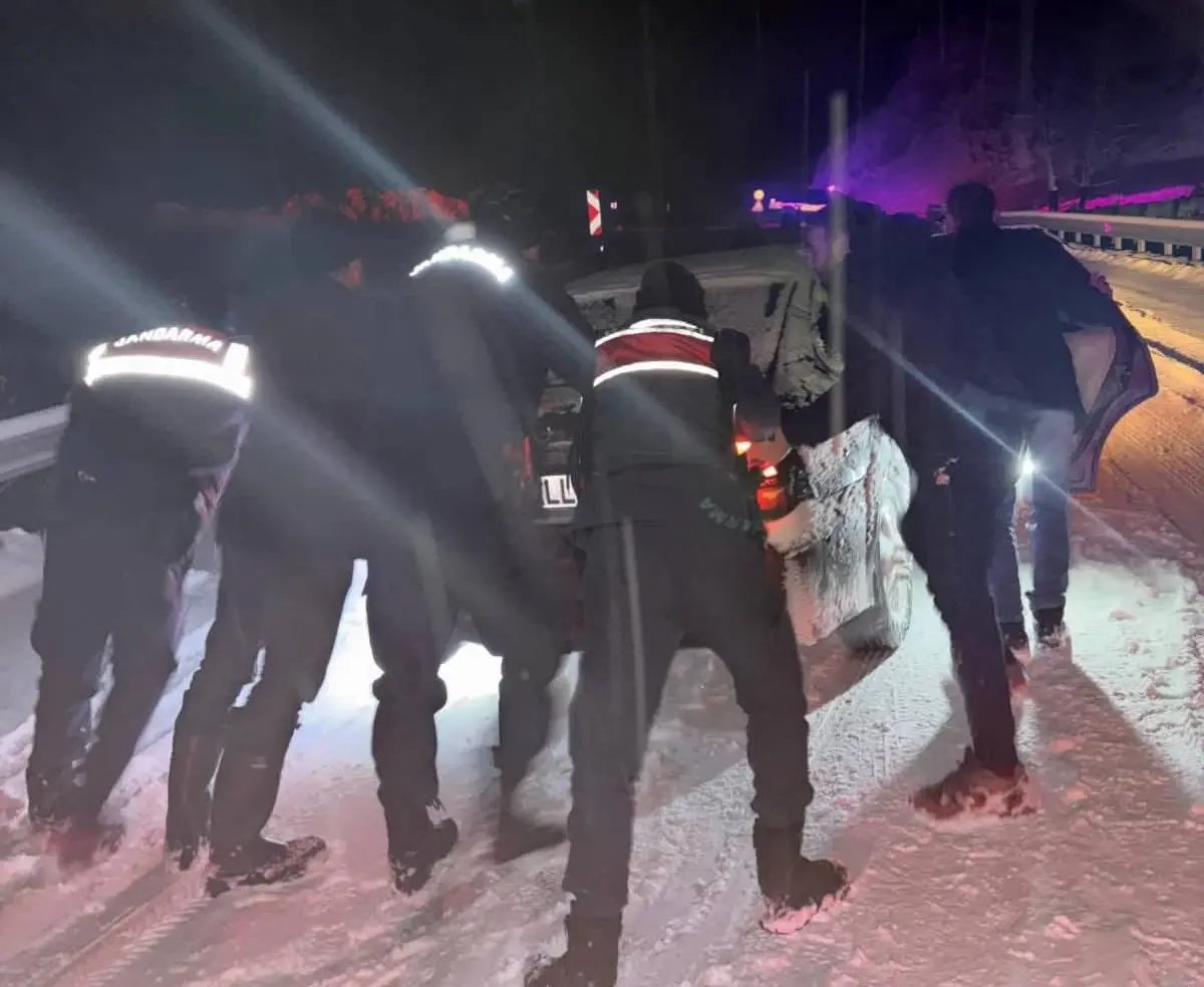 Doğanşehir'de Kar Yağışı Sürücüleri Zorladı, Jandarma Yardım Eli Uzattı