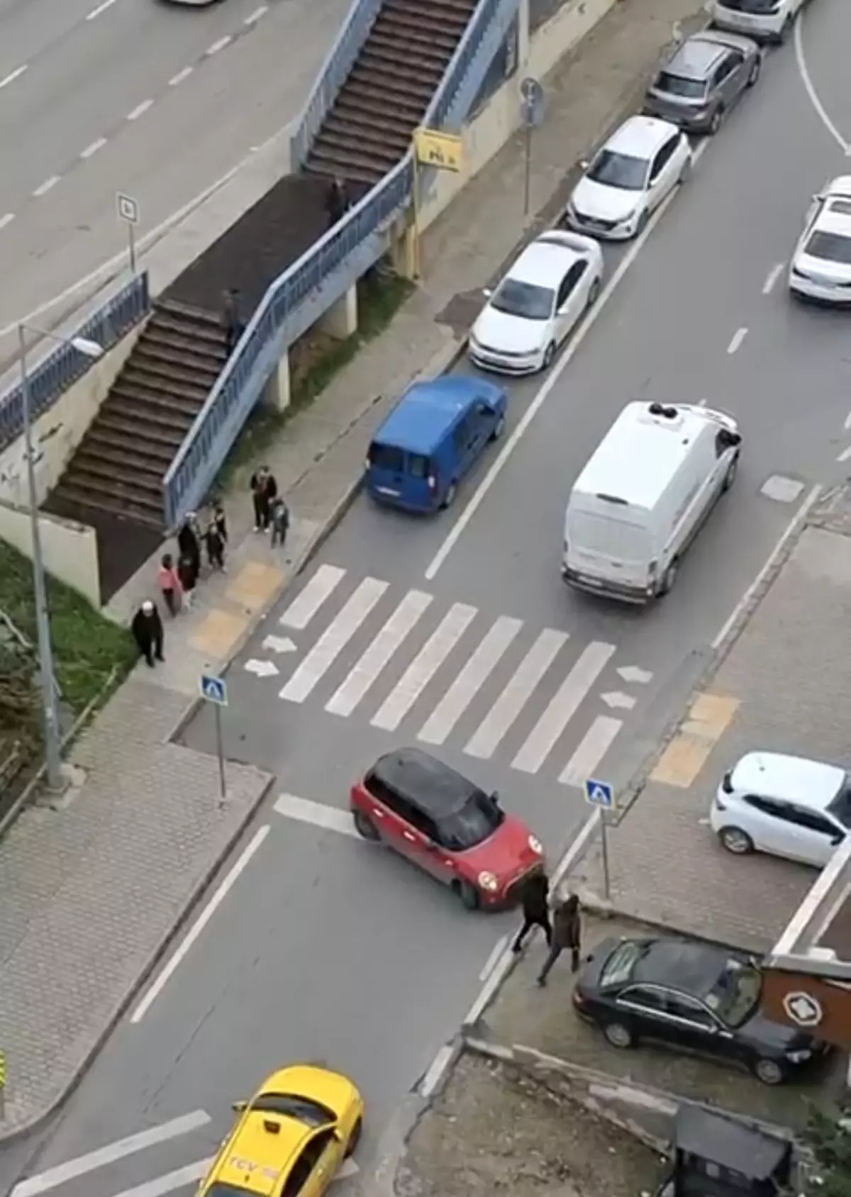 Maltepe'de Hızlı Sürüşün Yaya Güvenliğine Tehdit Oluşturduğu Anlar