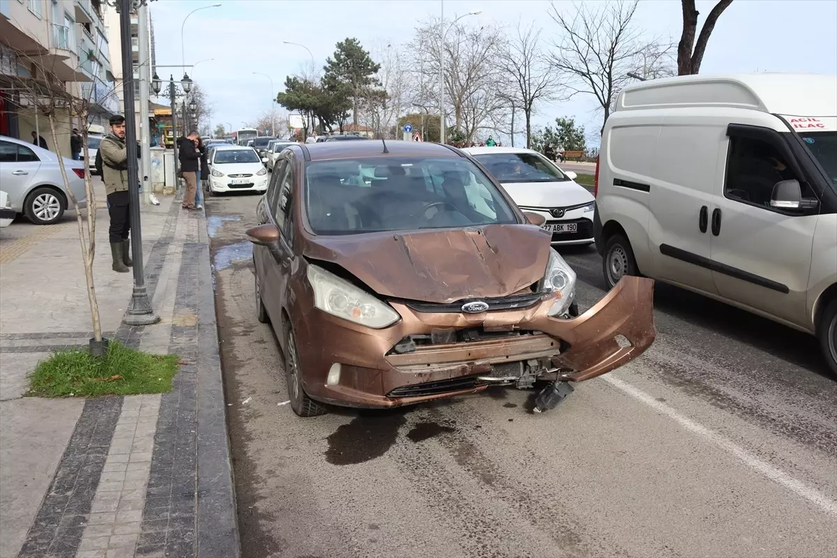 Ünye'de motosiklet kazası: Sürücü hafif yaralı olarak hastaneye kaldırıldı