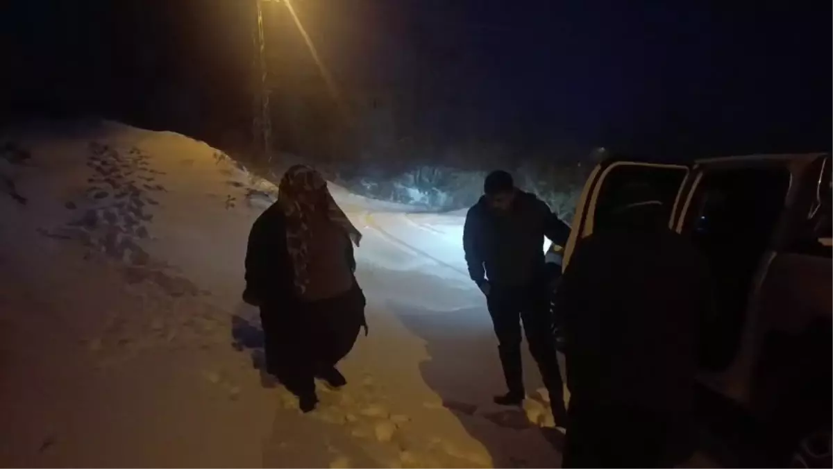 Düziçi'de Şiddetli Kar Yağışı Sonrası Belediye Ekipleri Vatandaşları ve Araçları Güvenli Bölgeye Taşıdı