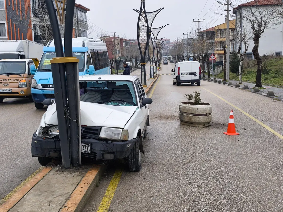 Keşan’da Direksiyon Kaybı Nedeniyle Araç Çarpması: 2 Kişi Yaralandı