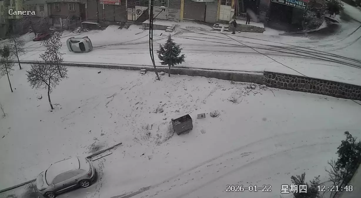 Gaziantep’te Kar Yağışı Nedeniyle Kaygan Yolda Kaza: Sürücü Yaralandı