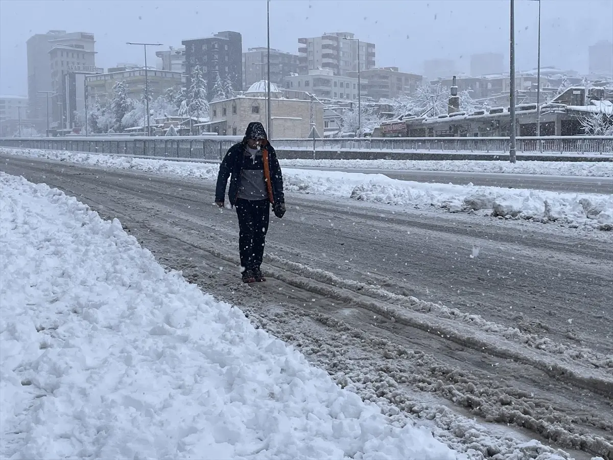 Şanlıurfa’da Yoğun Kar Yağışı Ulaşımı Zorlaştırıyor