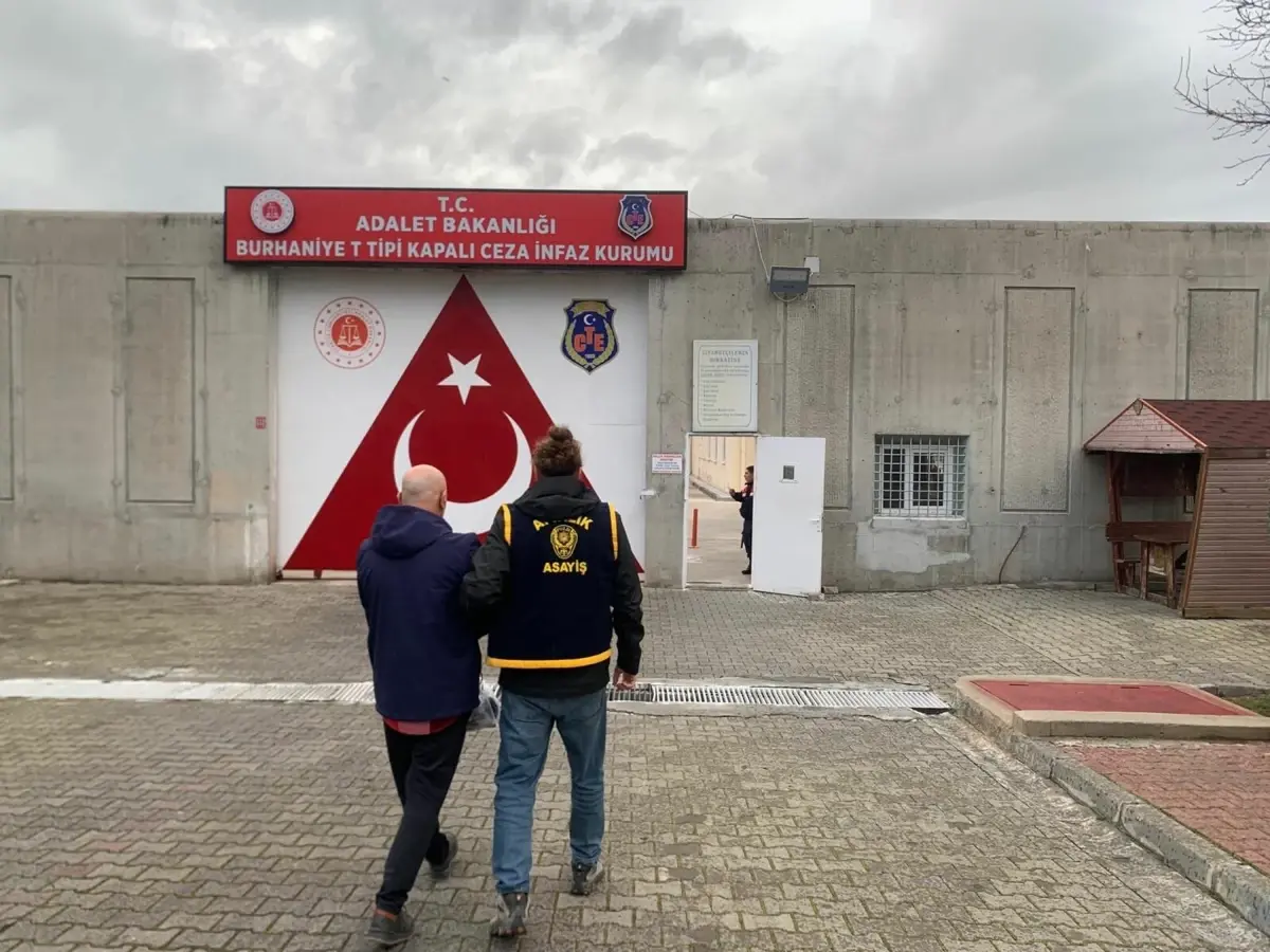 Ayvalık’ta Eski Emniyet Amiri Şantaj Suçundan Yakalandı