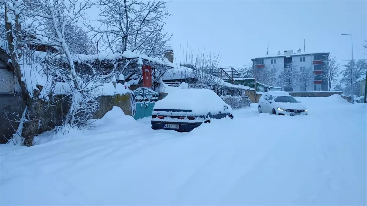 Kayseri Sarıoğlan’da Yoğun Kar Yağışı Ulaşımı Zorlaştırdı