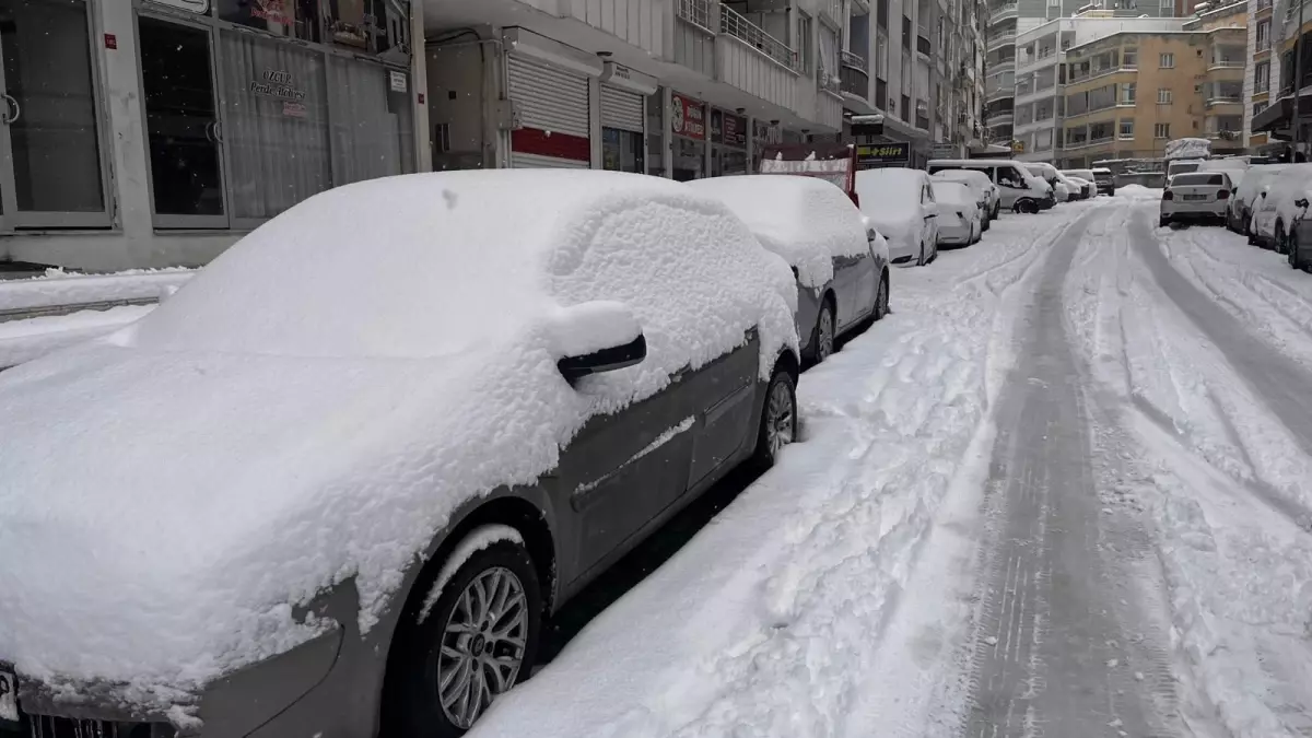Siirt'te Yoğun Kar Yağışı Eğitim ve Ulaşımı Bir Gün Duraklattı