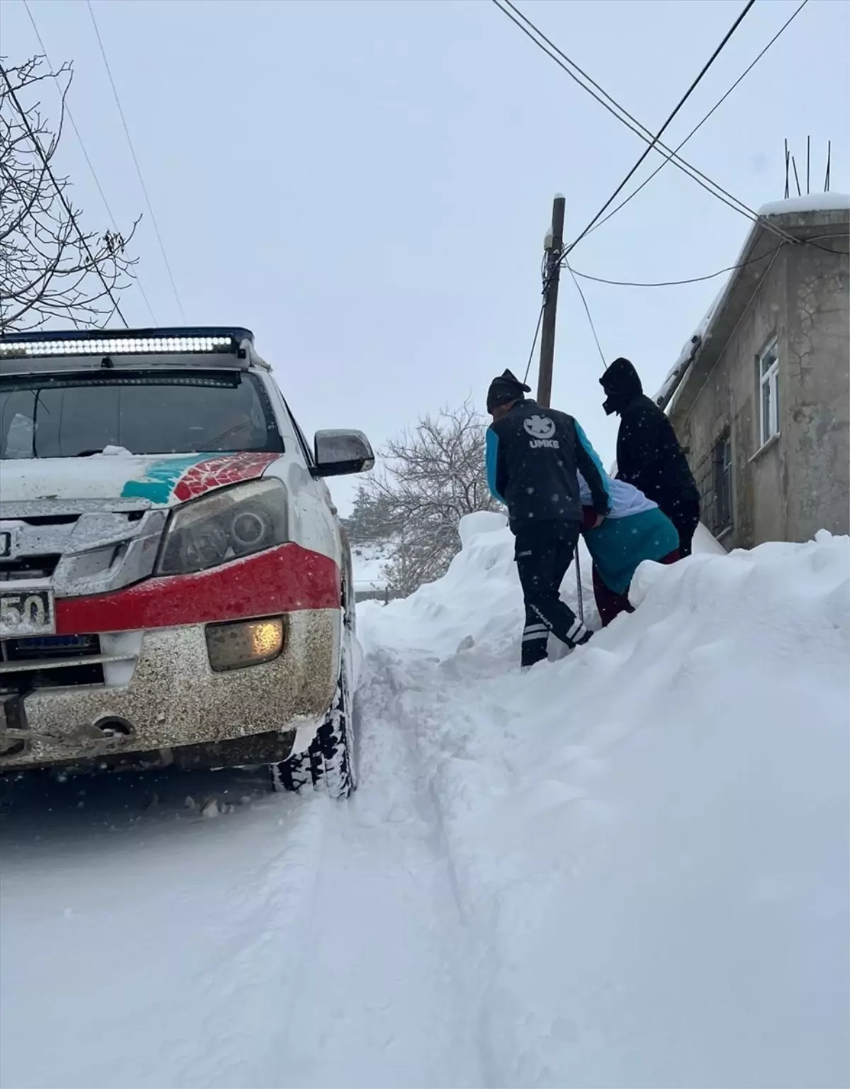 Karla Kapalı Yolda UMKE'nin Hızlı Müdahalesi: Baykan’da Hasta Kadın Hastaneye Ulaştırıldı