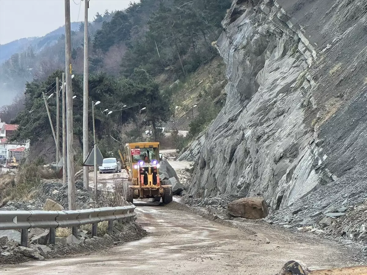 Ayancık'ta Yol Açıldı: Belediye Çalışmalarıyla Trafik Yeniden Başladı