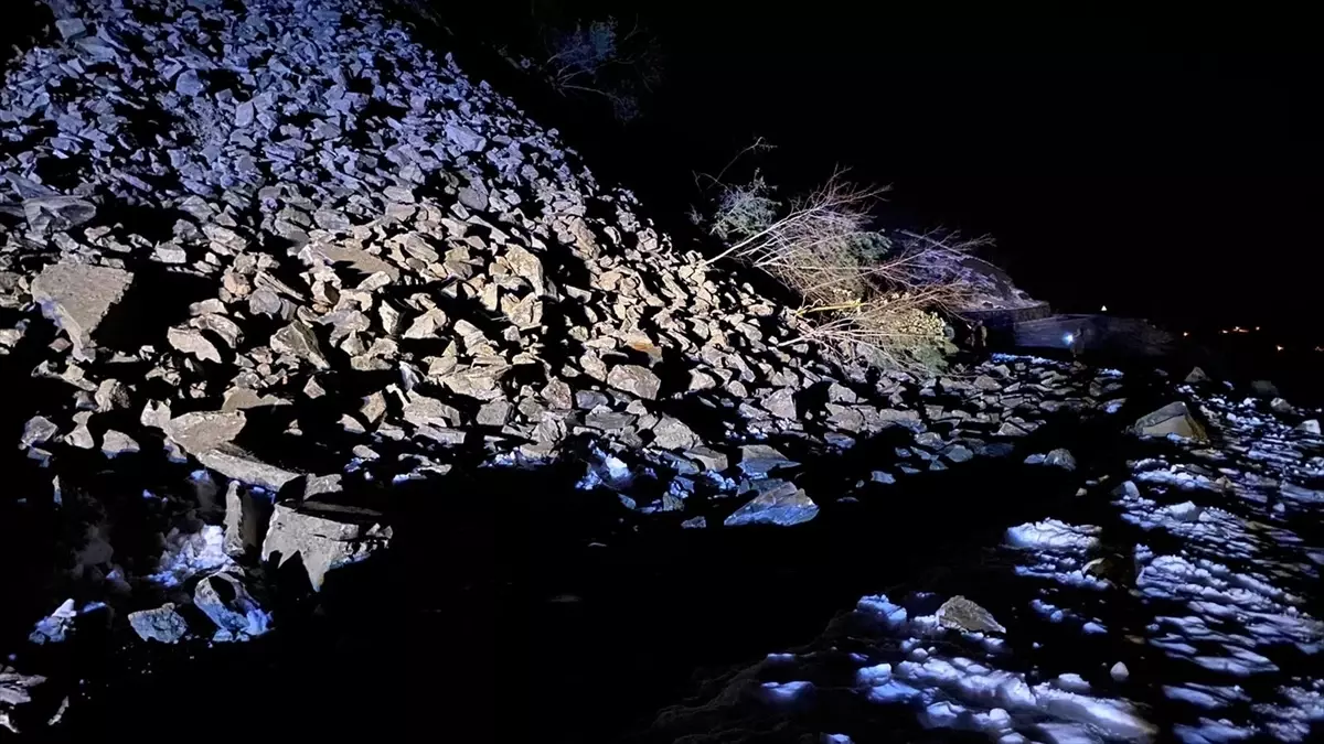 Sinop’un Türkeli İlçesinde Kar Sonrası Toprak Kayması Üç Köy Yolunu Kapattı