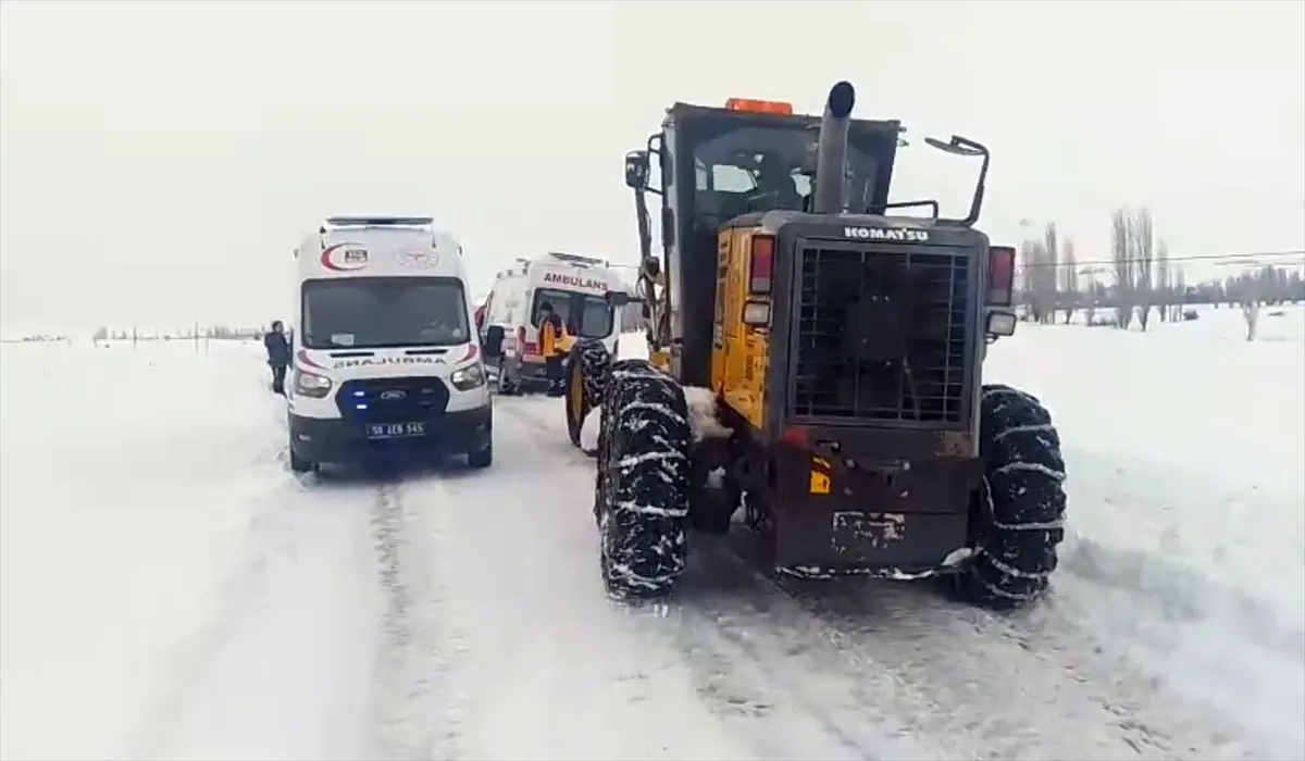 Sivas Gemerek’te Kar Nedeniyle Mahsur Kalan Sağlık Ekipleri Güvenli Bölgeye Çıkarıldı