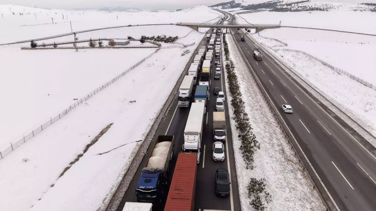 Gaziantep'te Kar Yağışı Sonrası TAG Otoyolunda Uzun Araç Kuyruğu Oluştu