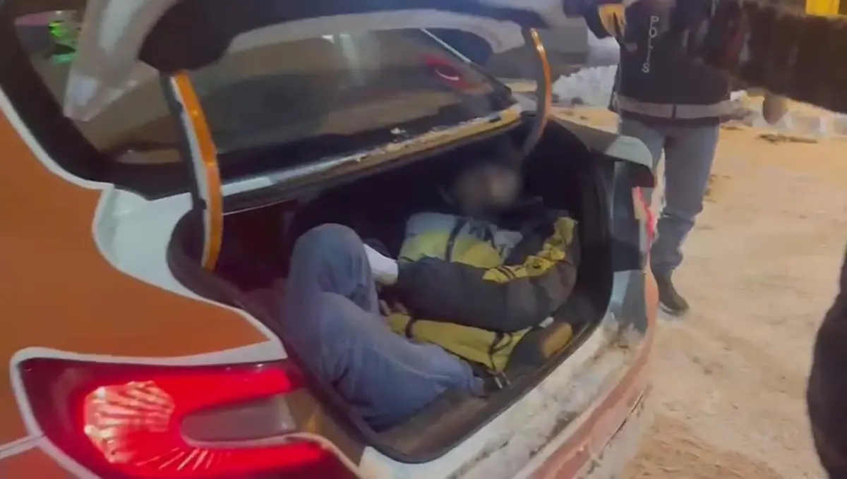 Kars'ta Taksi Bagajında Tespit Edilen 2 Kaçak Göçmen Tutuklandı