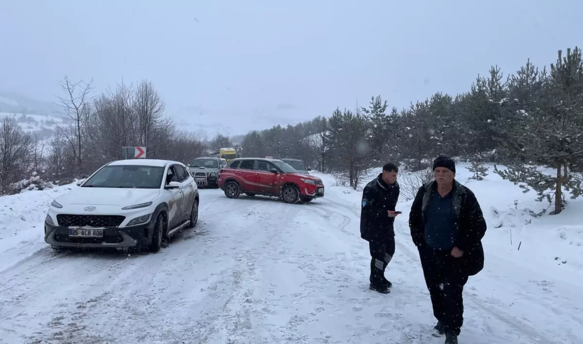 Posof’taki Kar Yolunda TIR Kayması Nedeniyle Trafik Durduruldu