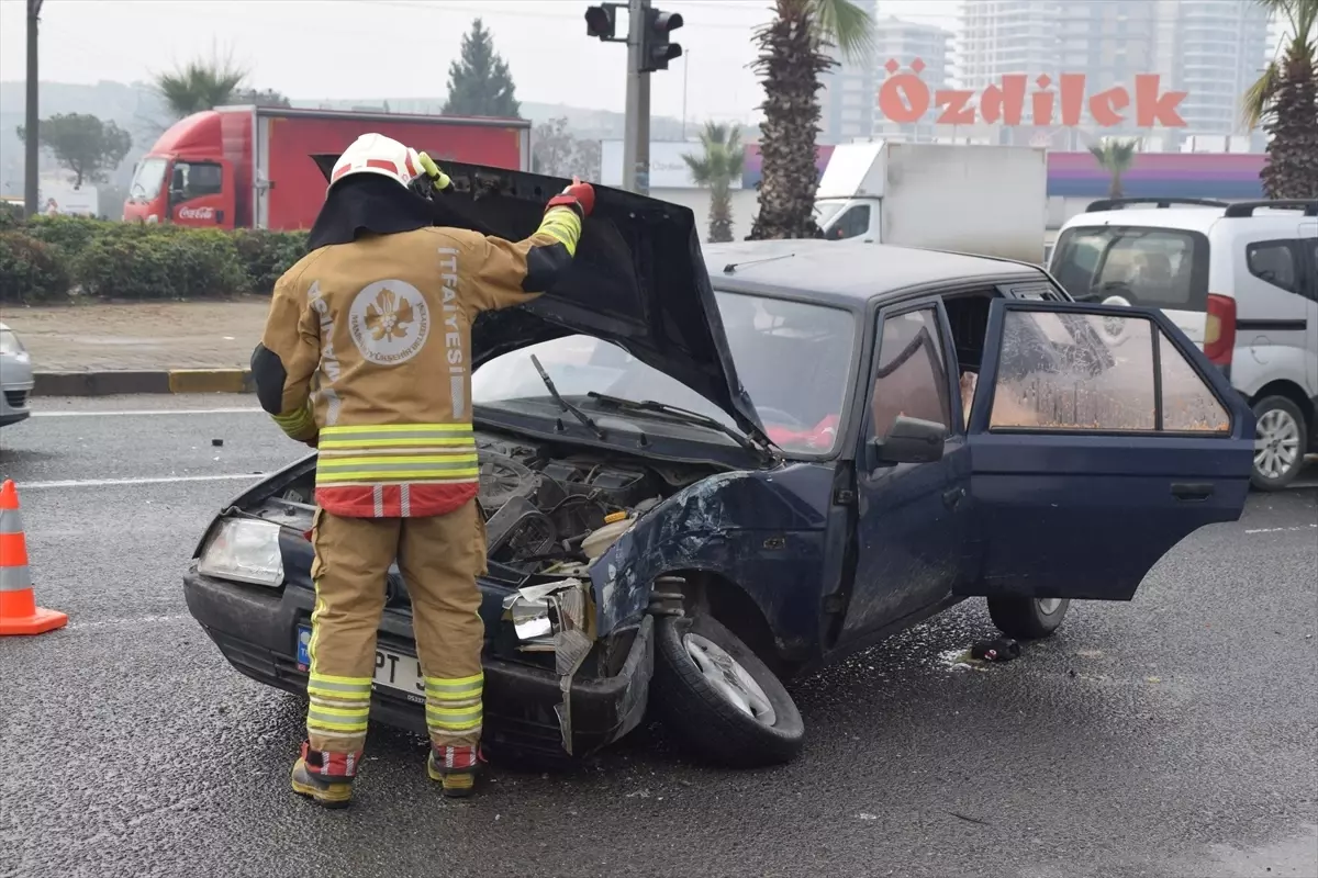 Manisa’nın Turgutlu İlçesinde Otomobil ve Otobüs Çarpıştı: 2 Kişi Yaralı