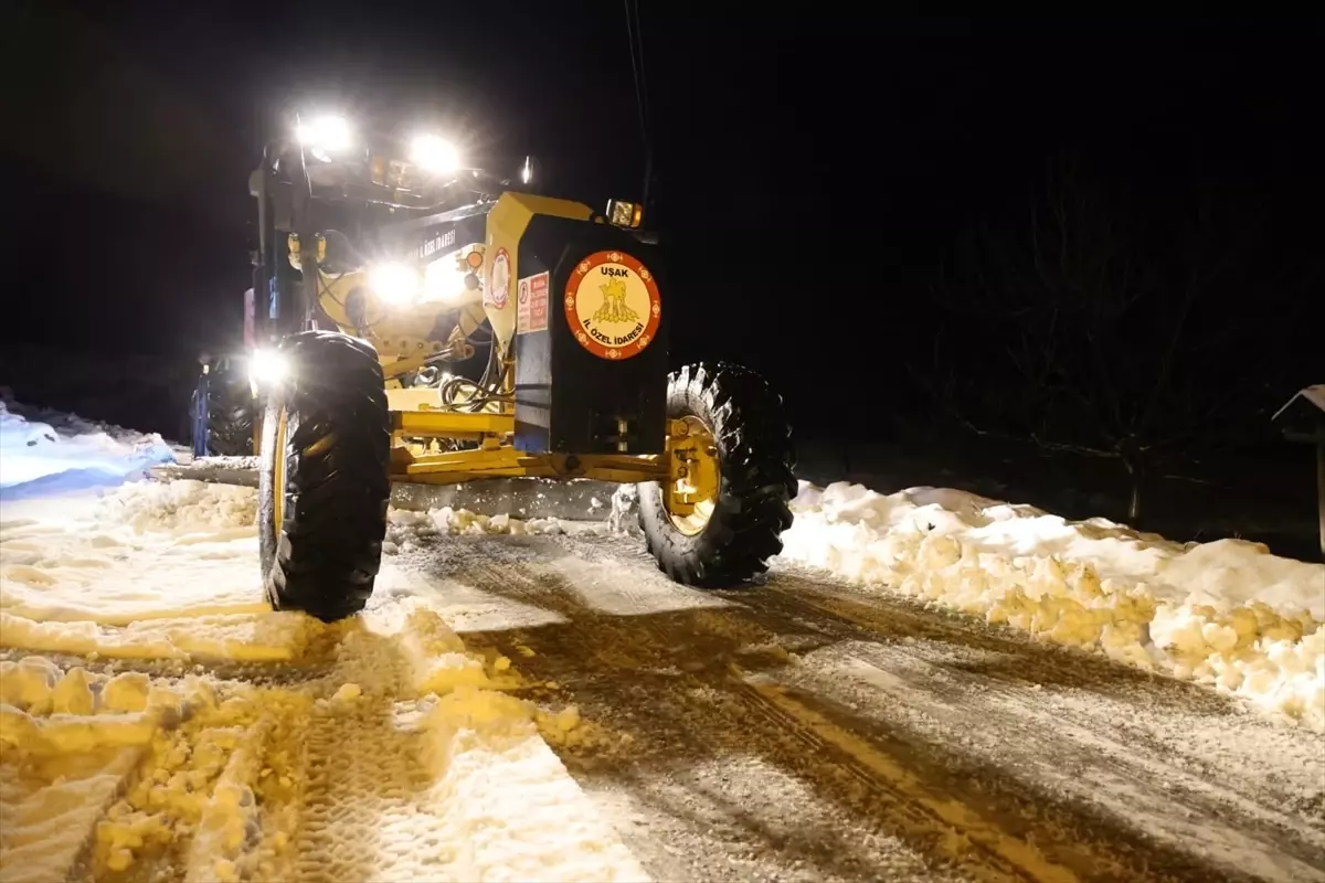 Uşak'ın Yüksek Kesimlerinde Kar Temizleme Çalışmaları Sürüyor