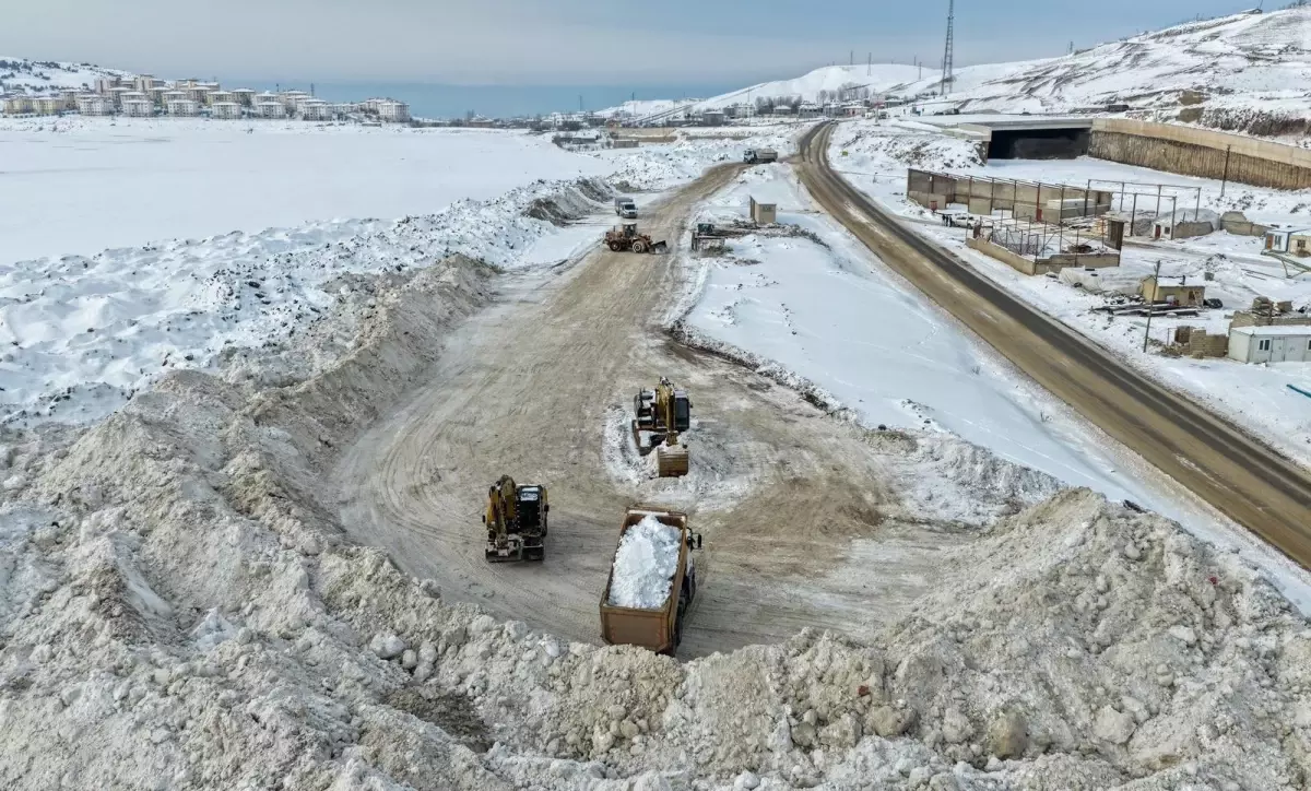 Van’da Kar Yağışı Nedeniyle Yol Çalışmaları Hız Kesmeden Sürüyor