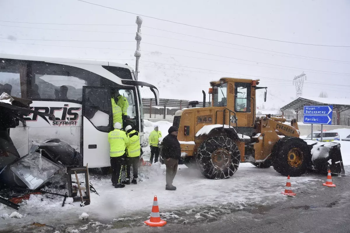 Bitlis'te Otobüs Kontrol Noktasına Çarparak 4 Polis Memurunu Yaraladı