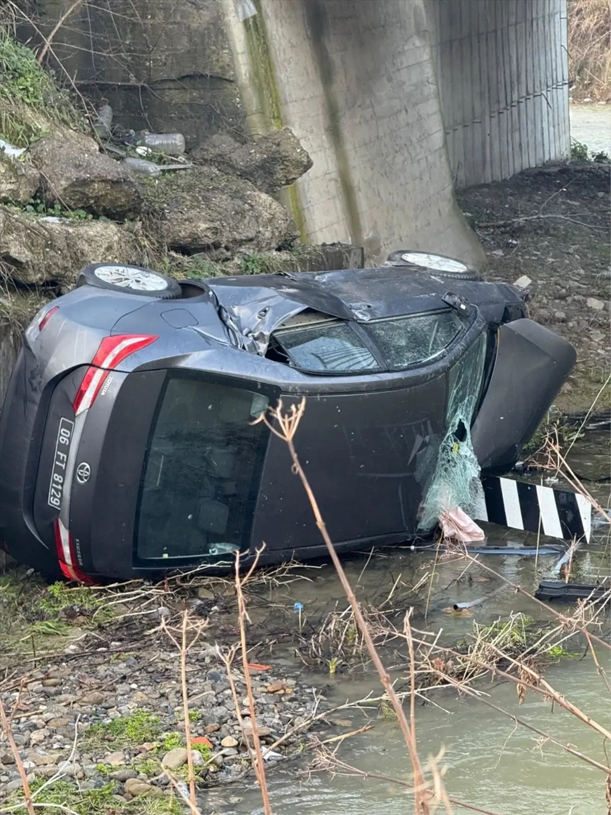 Zonguldak Gökçebey'de Dereye Düşen Araçta Sürücü Hafif Yaralandı