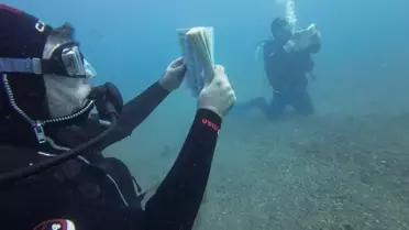 Antalya’da Dalgıçlar Su Altında Kitap Okuyarak Ufka Yolculuk Yarışması’na Destek Verdi